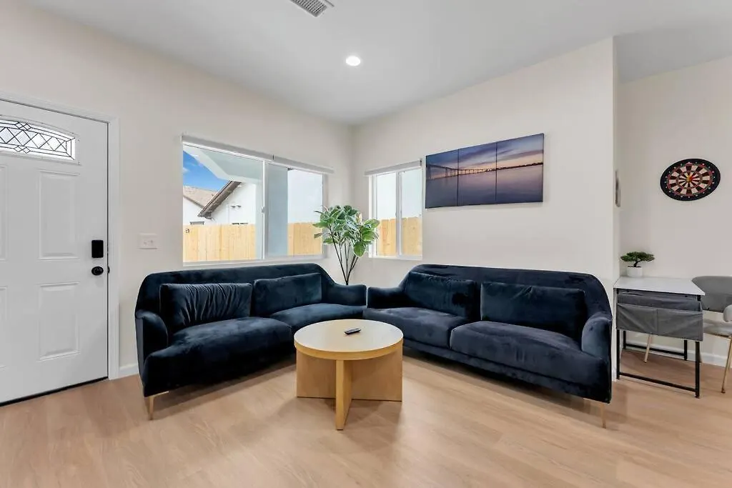Urban Retreat Fun Relax Self Check-in Hot Tub Foosball Fire Pit Cornhole Villa San Diego