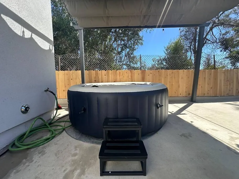 Urban Retreat Fun Relax Self Check-in Hot Tub Foosball Fire Pit Cornhole San Diego