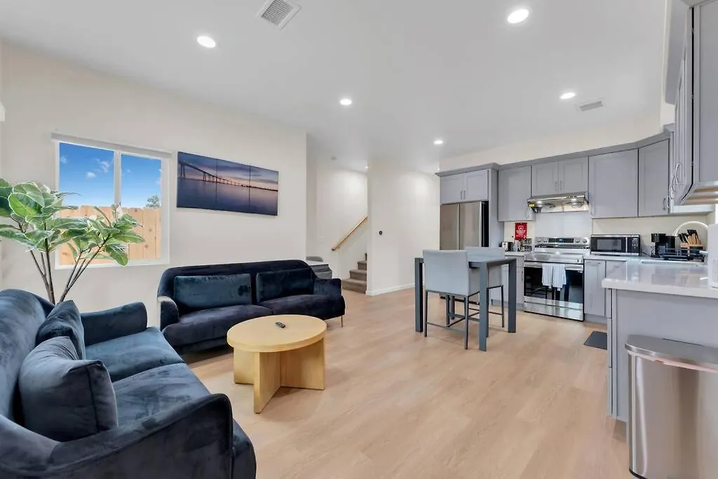 Urban Retreat Fun Relax Self Check-in Hot Tub Foosball Fire Pit Cornhole Villa