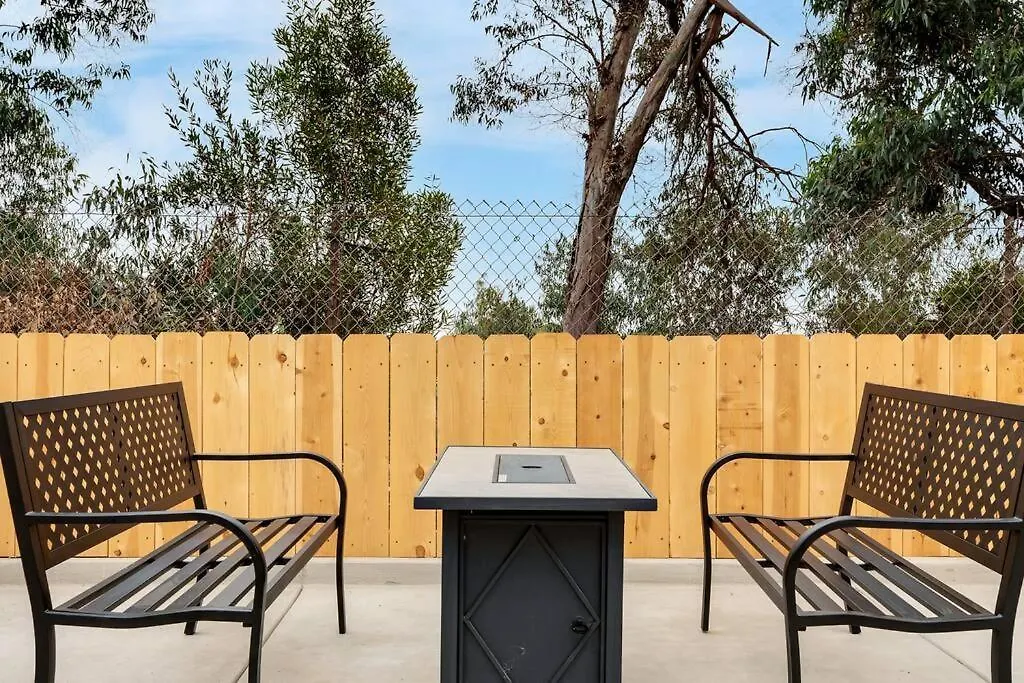 Urban Retreat Fun Relax Self Check-in Hot Tub Foosball Fire Pit Cornhole Villa *