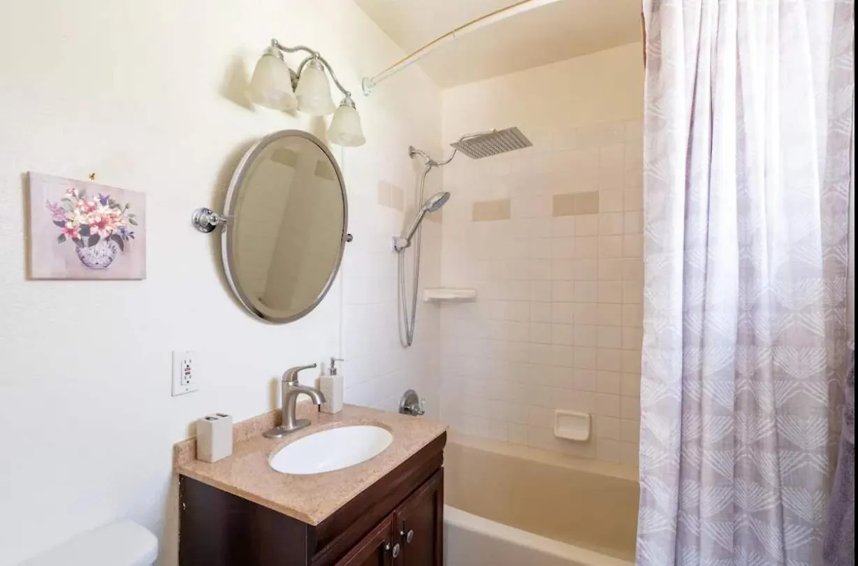 New Cozy Retreat With Large Yard And Jacuzzi