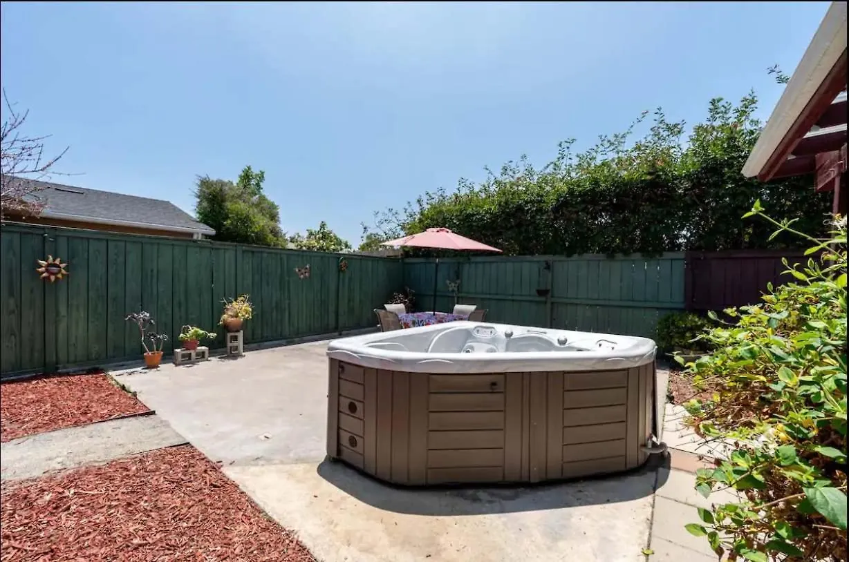 Holiday home New Cozy Retreat With Large Yard And Jacuzzi