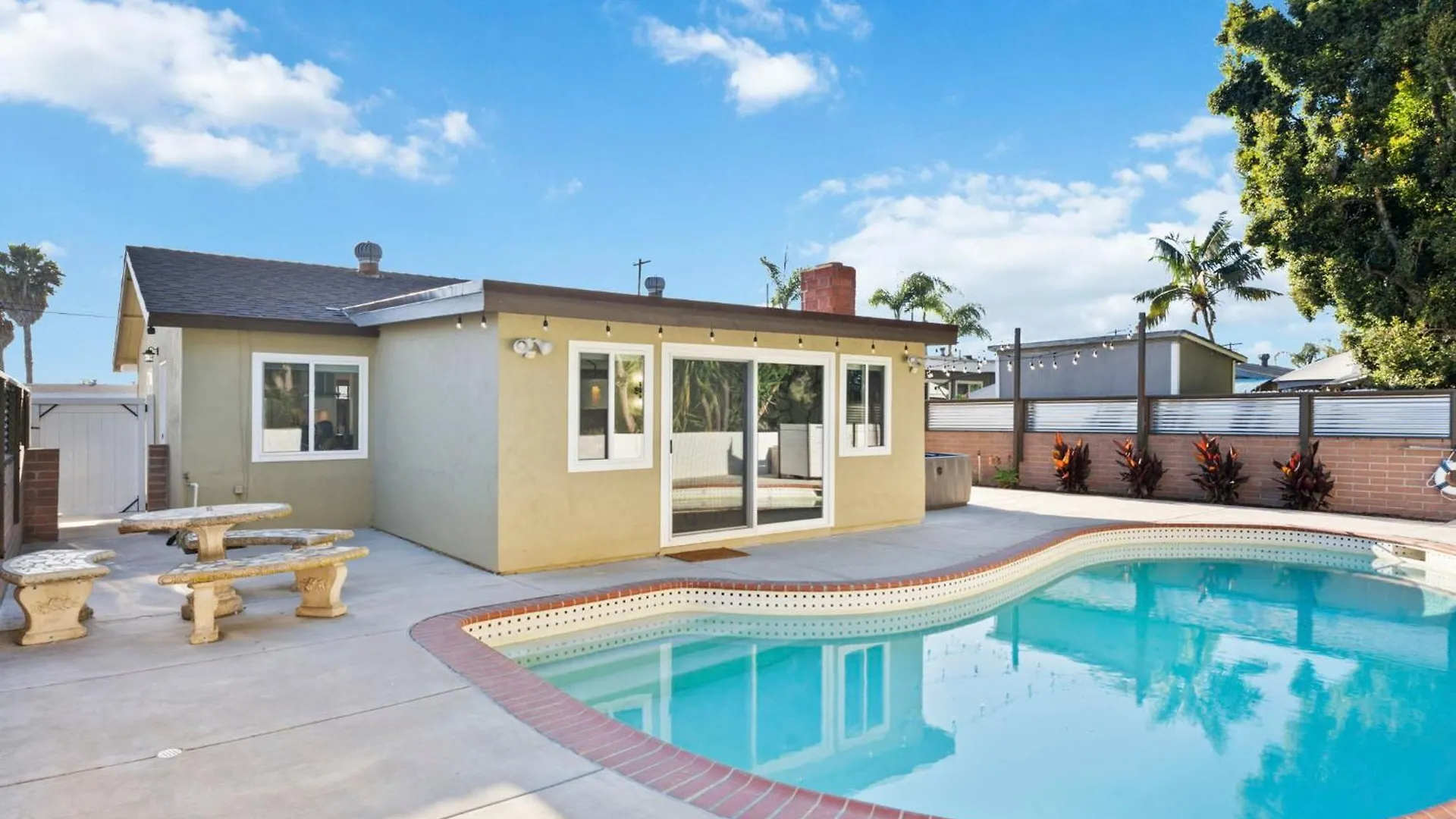 Beautiful Pool In The Heart Of Holiday home *