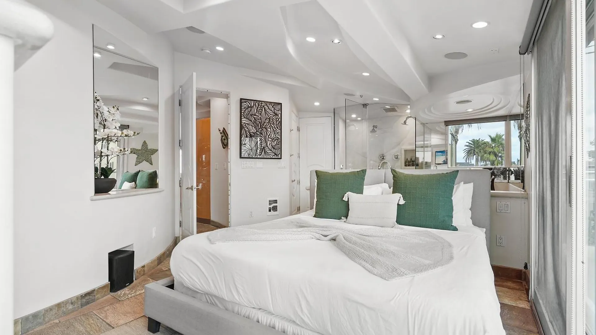 Stunning Oceanfront Boardwalk - Spa, Steps2beach, Parking & Fast Wifi! Holiday home San Diego