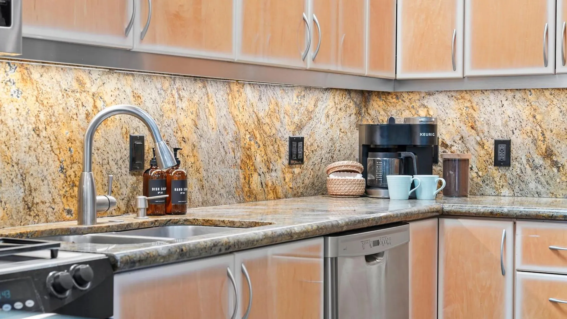 Stunning Oceanfront Boardwalk - Spa, Steps2beach, Parking & Fast Wifi! Holiday home San Diego