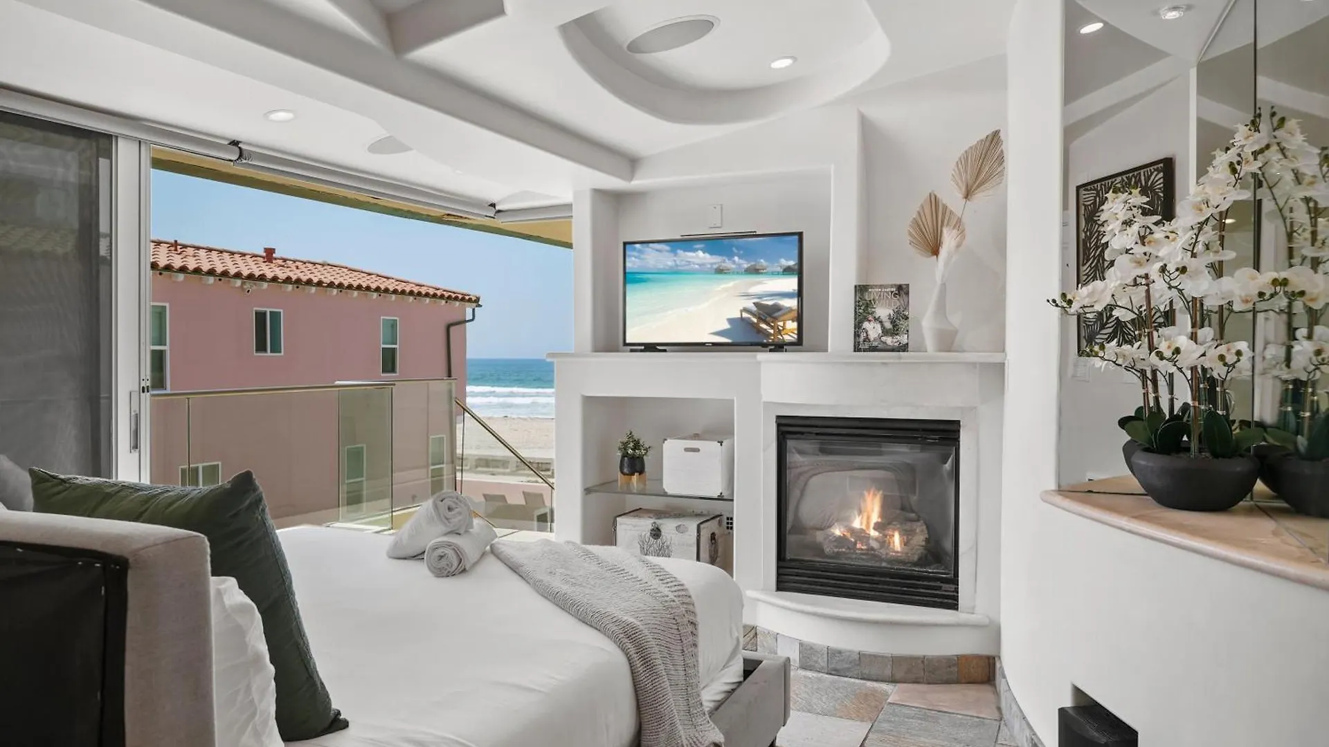 Stunning Oceanfront Boardwalk - Spa, Steps2beach, Parking & Fast Wifi! Holiday home