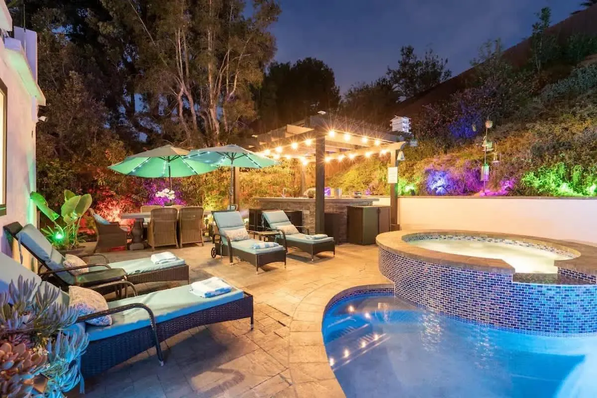 Luxurious Family 5 Bedroom Getaway بيت للعطل *