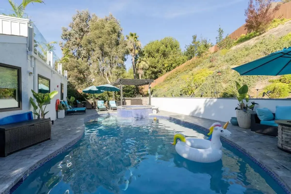 Luxurious Family 5 Bedroom Getaway بيت للعطل