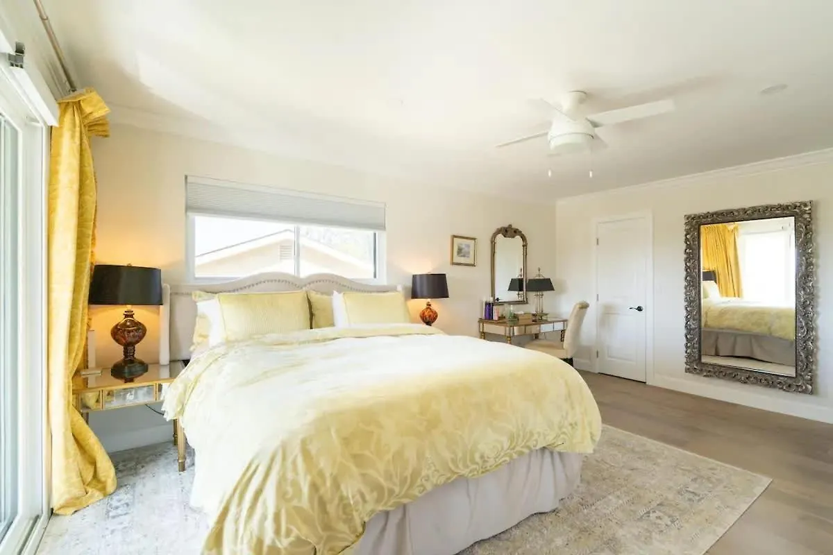 Designer Family With Resort-style Oasis Holiday home