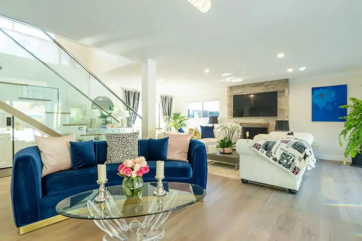 Designer Family With Resort-style Oasis Holiday home