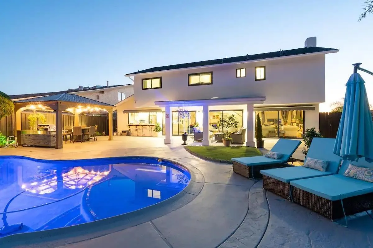 Designer Family With Resort-style Oasis Holiday home *