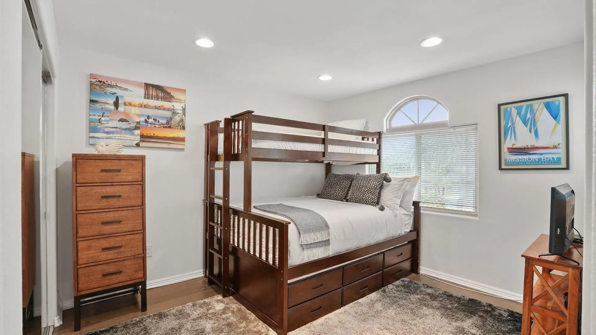 Bay View Dream - Steps To Bay, Rooftop Patio & Ac Holiday home *