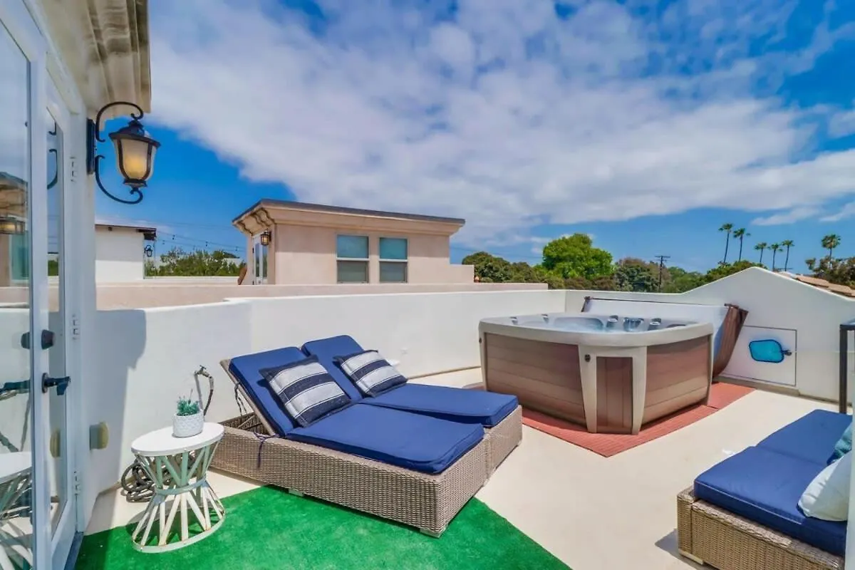 Holiday home Rooftop Patio Hot Tub Ac & Bay Views