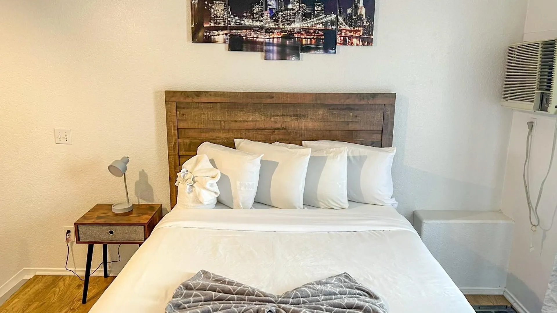 Stylish Loft Near Downtown With Free Parking San Diego