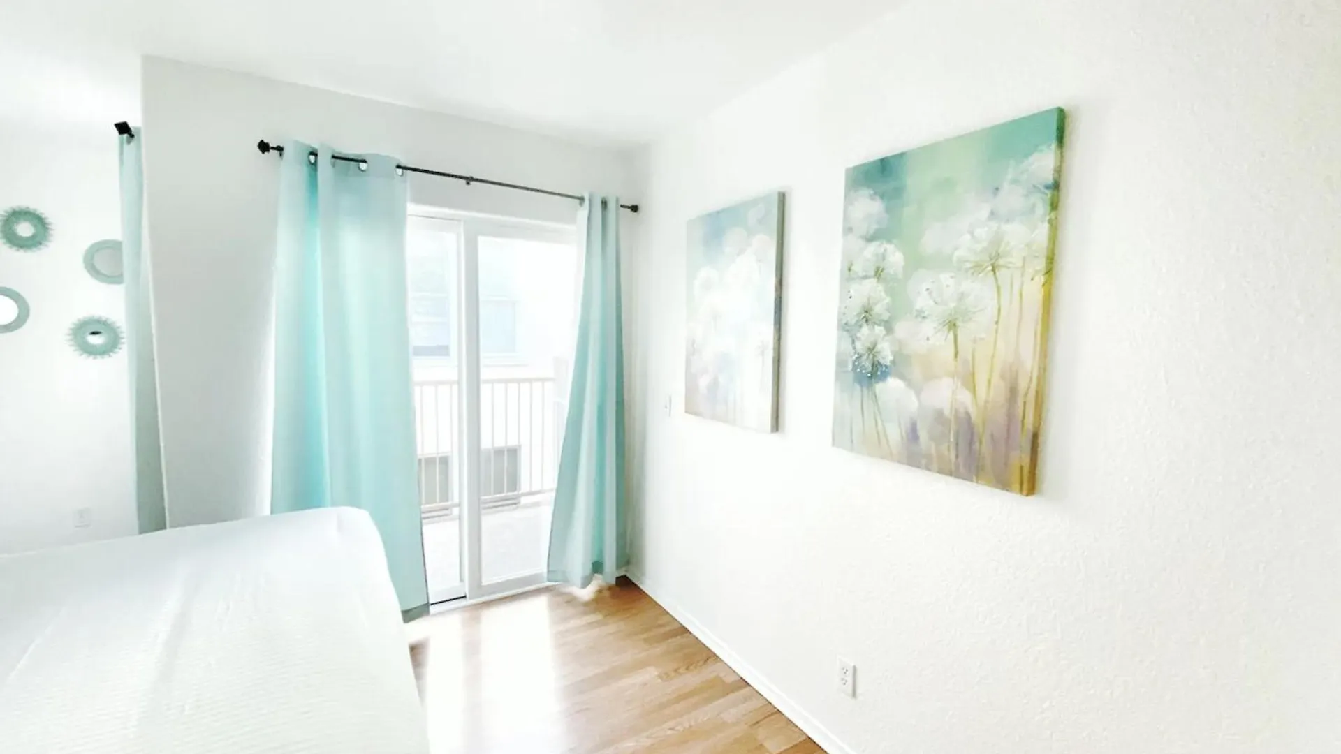 Stylish Loft Near Downtown With Free Parking *