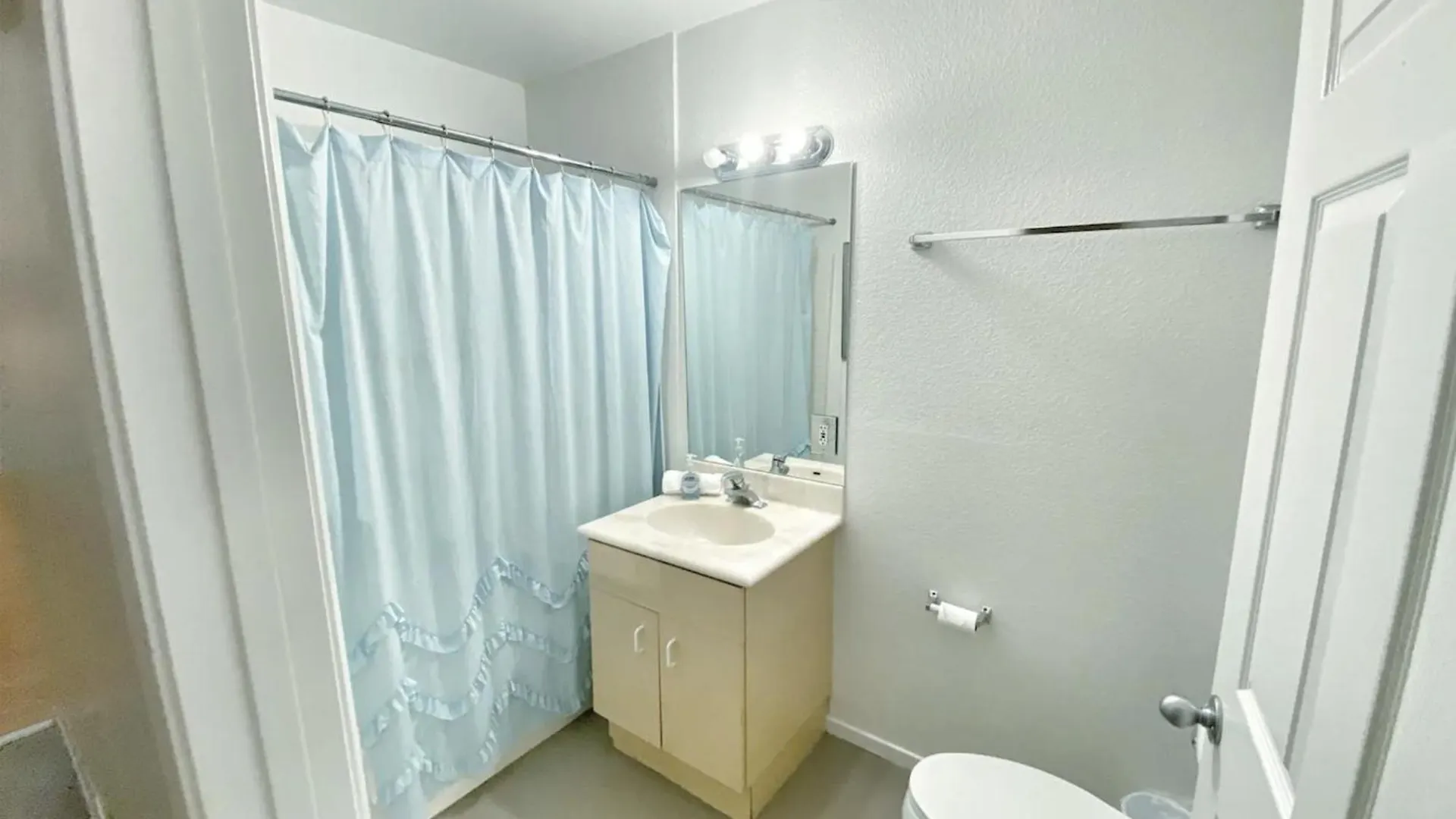 Stylish Loft Near Downtown With Free Parking Apartment