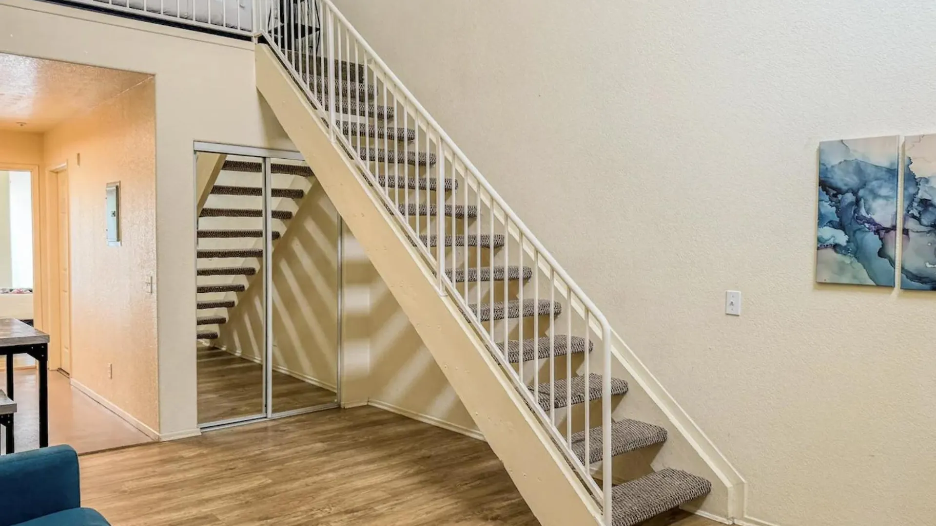 Stylish Loft Near Downtown With Free Parking *