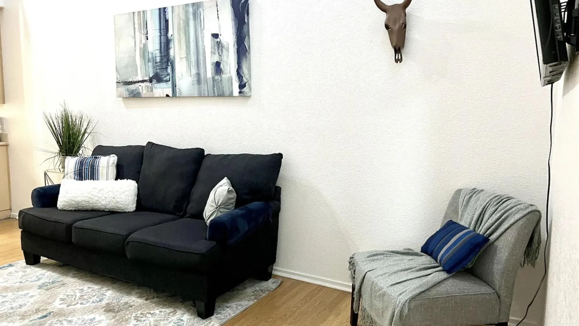 Stylish Loft Near Downtown With Free Parking