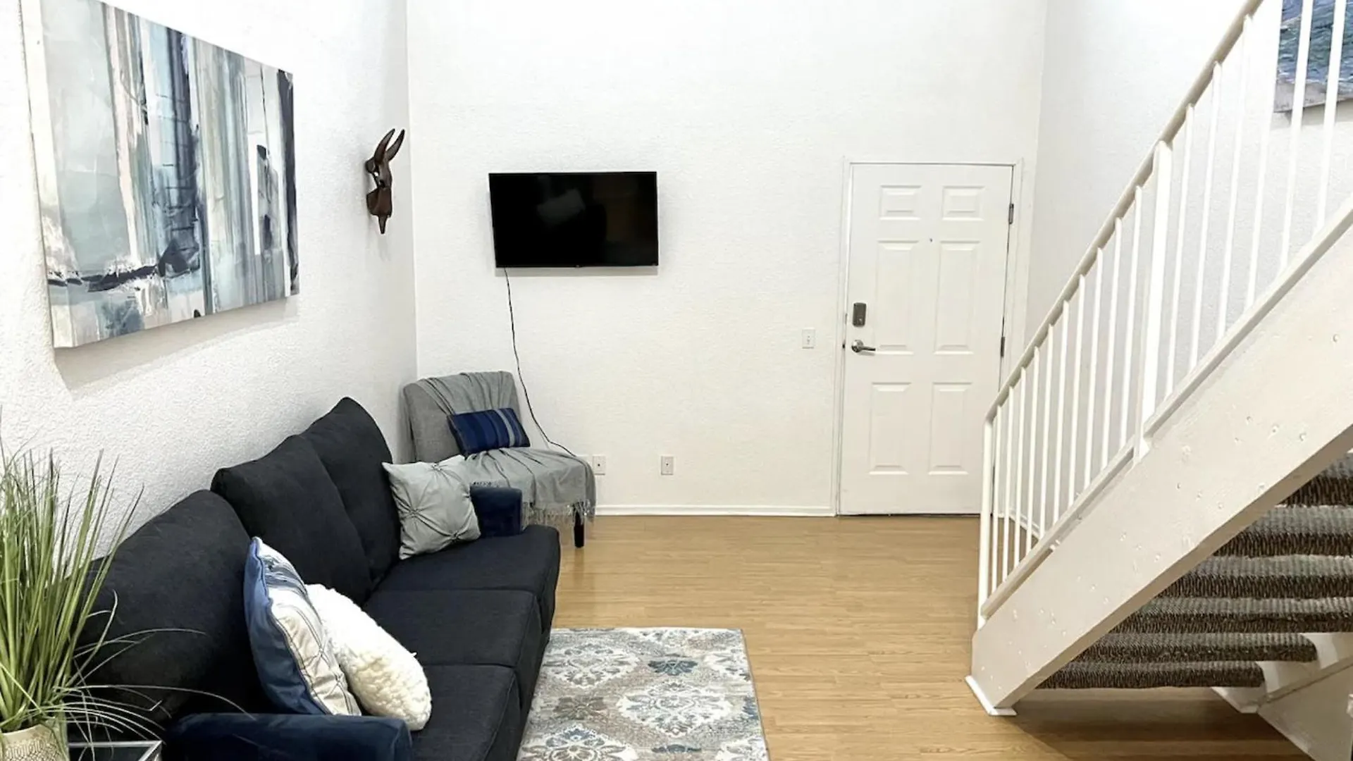Stylish Loft Near Downtown With Free Parking