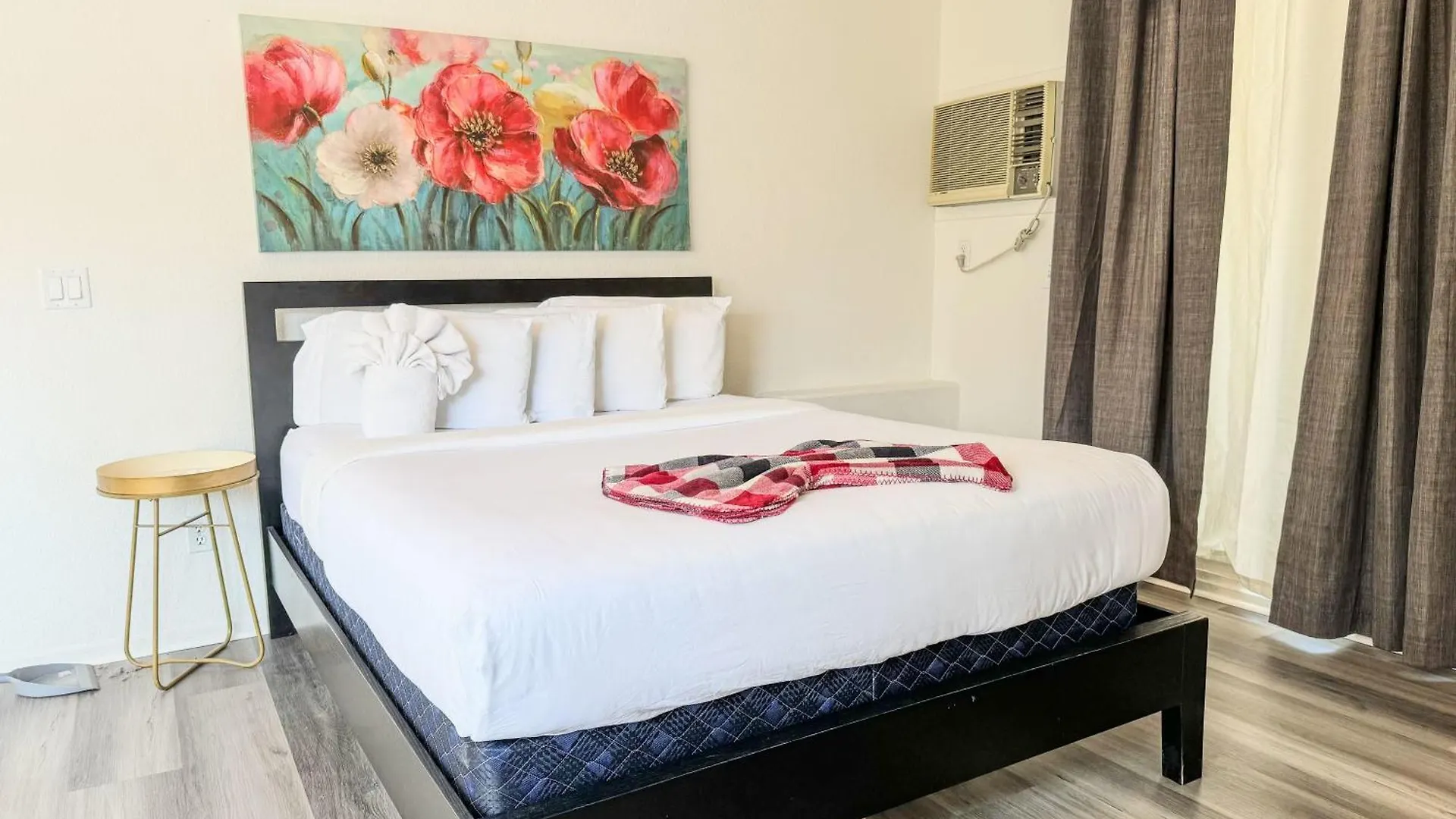 Stylish Loft Near Downtown With Free Parking *