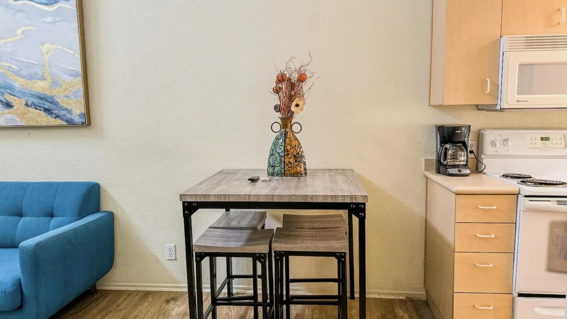 Stylish Loft Near Downtown With Free Parking