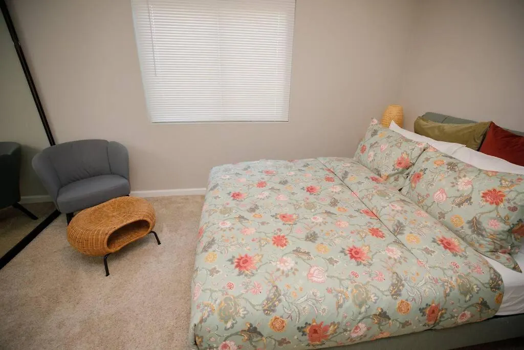 2 Private Masters, New Beds & Furniture, Sleeps 12 Holiday home