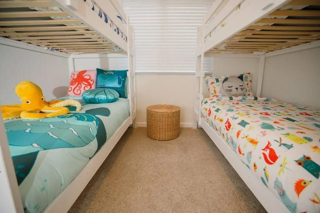 2 Private Masters, New Beds & Furniture, Sleeps 12 *