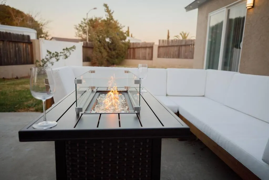 Holiday home 2 Private Masters, New Beds & Furniture, Sleeps 12
