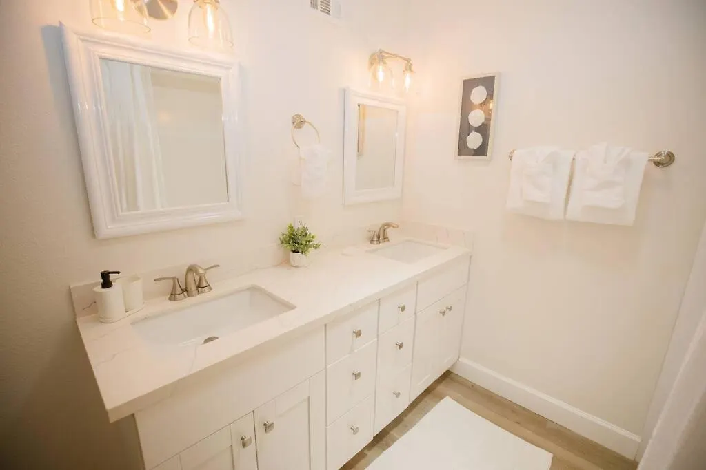 2 Private Masters, New Beds & Furniture, Sleeps 12 Holiday home *