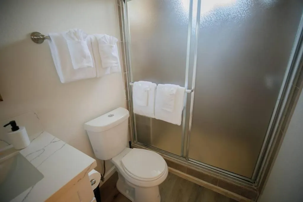 2 Private Masters, New Beds & Furniture, Sleeps 12