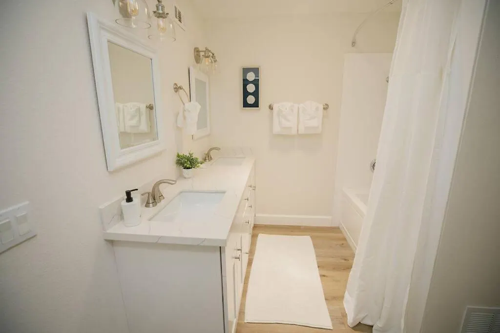 Holiday home 2 Private Masters, New Beds & Furniture, Sleeps 12 San Diego