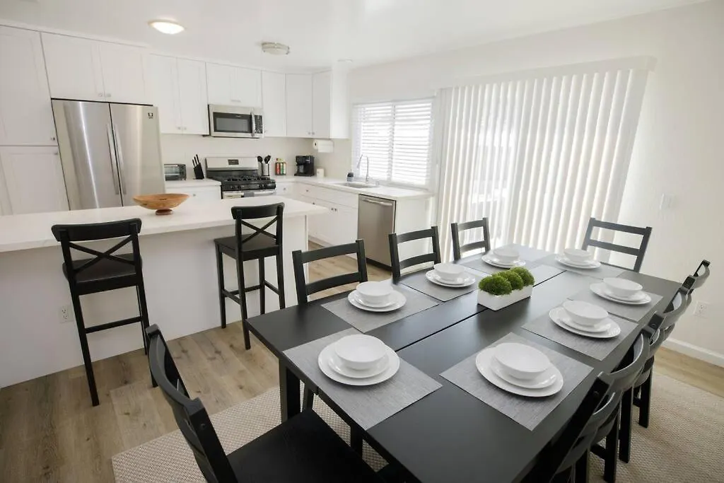 Holiday home 2 Private Masters, New Beds & Furniture, Sleeps 12 *