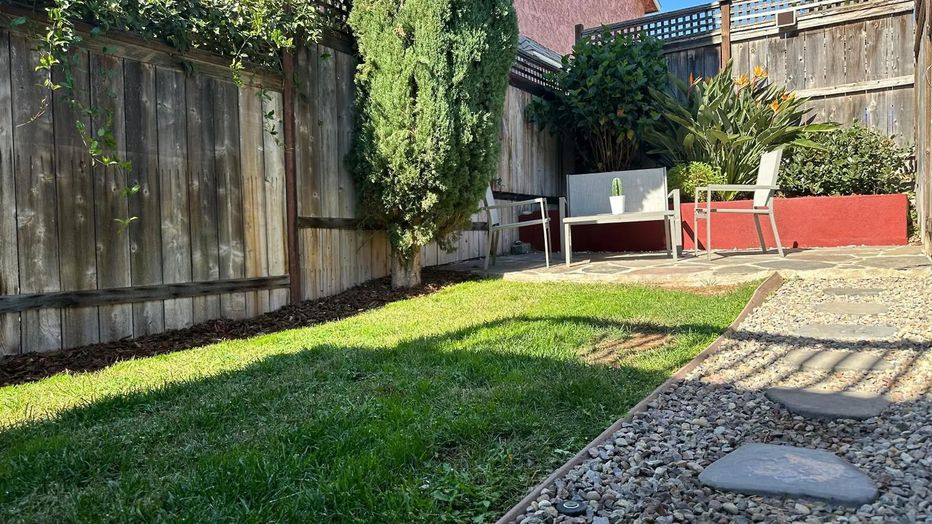 Holiday home 3-bedroom, Prime Location, Private Backyard! *