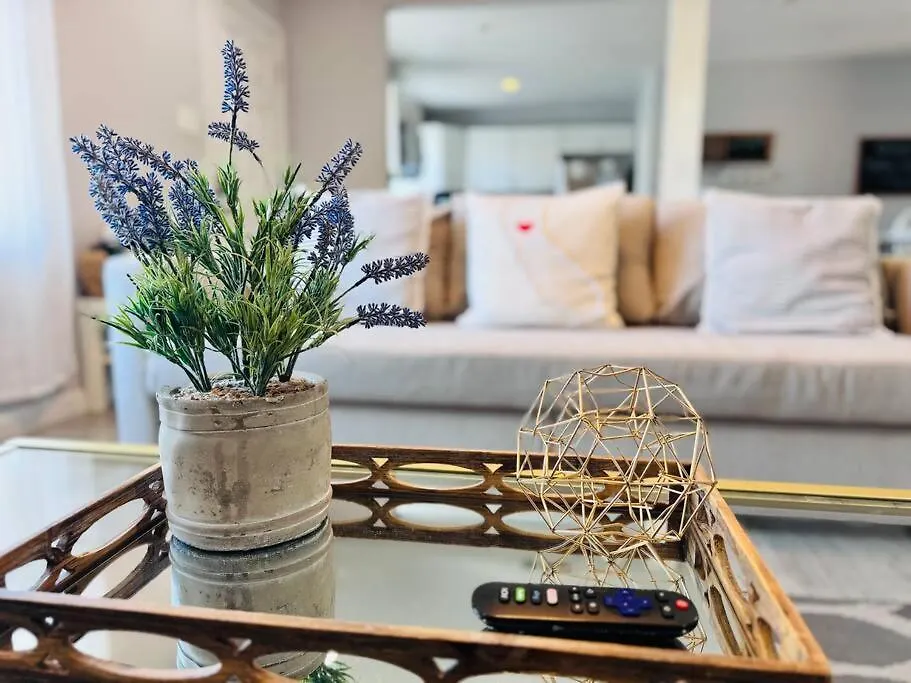Creative Haven Chic 3-bedroom With Artistic Touches Holiday home San Diego