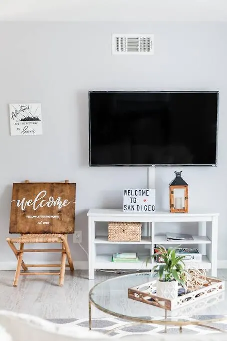 Creative Haven Chic 3-bedroom With Artistic Touches *