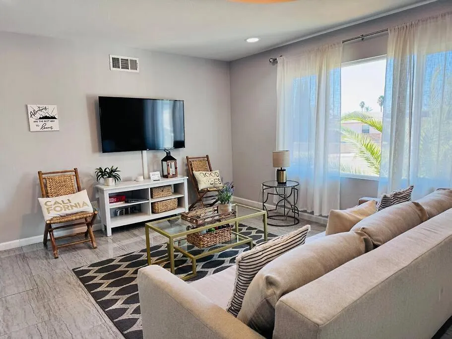 Creative Haven Chic 3-bedroom With Artistic Touches Holiday home San Diego