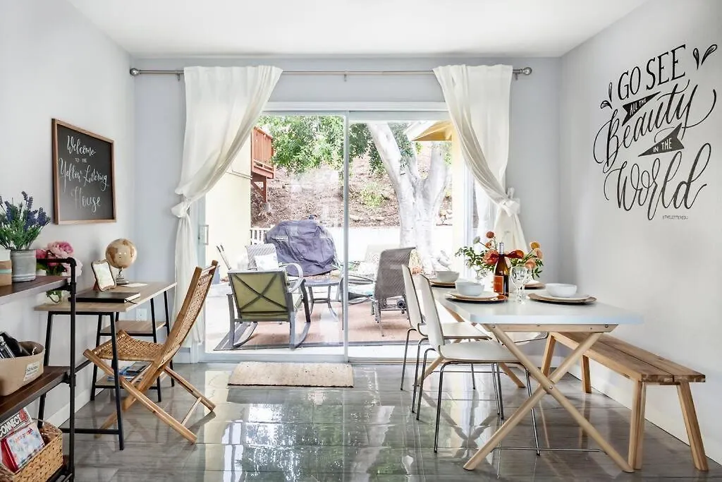 Creative Haven Chic 3-bedroom With Artistic Touches Holiday home San Diego