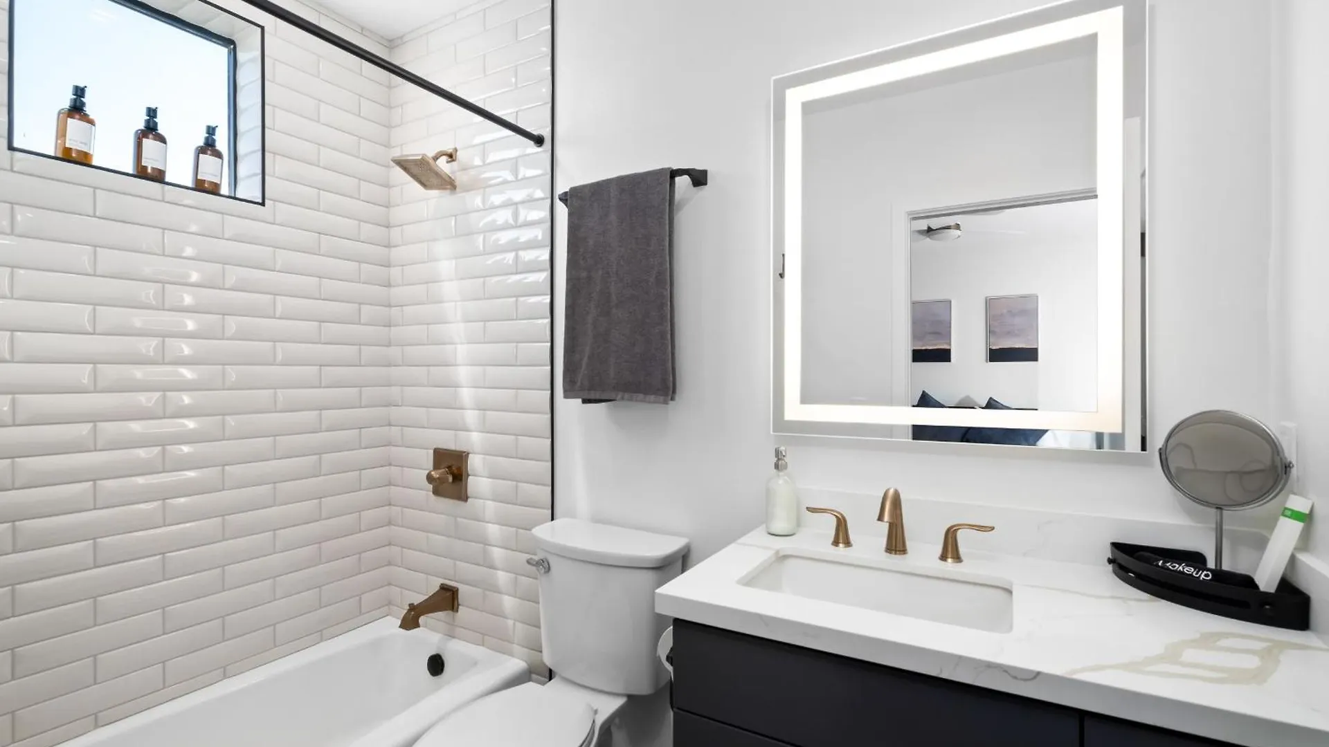 Stylish 2 Bedroom King Bed Evcharger Pet-friendly Balcony Apartment San Diego