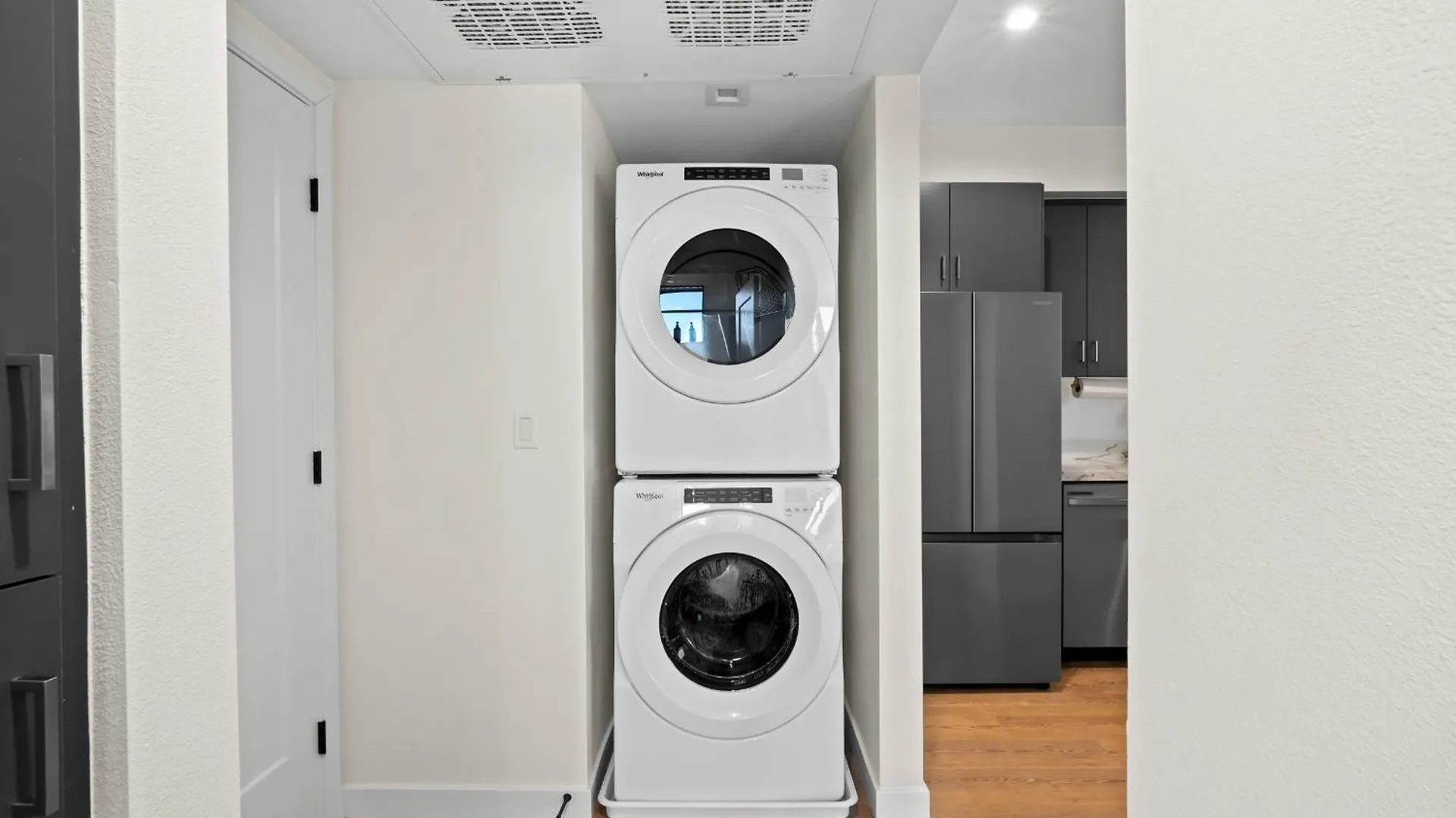Apartment Stylish 2 Bedroom King Bed Evcharger Pet-friendly Balcony *