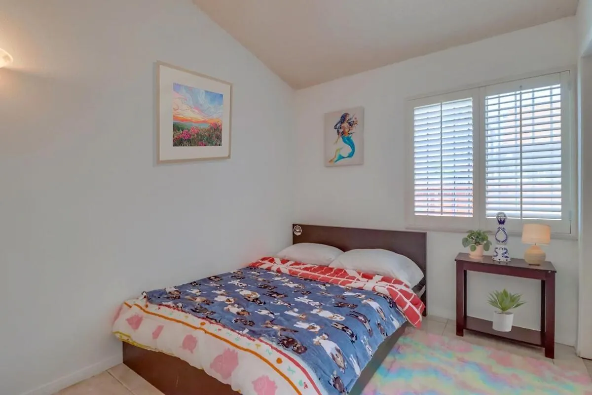 Entire Private 4-bedroom House With Garage, Gated Yard, King Bed *