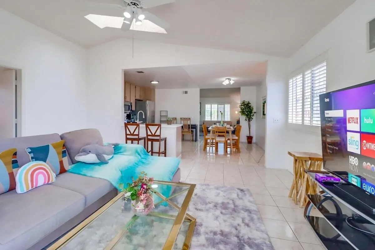 Entire Private 4-bedroom House With Garage, Gated Yard, King Bed Holiday home *
