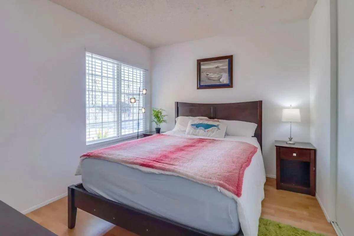 Entire Private 4-bedroom House With Garage, Gated Yard, King Bed Holiday home