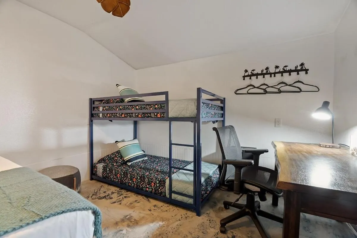 Holiday home Next To Downtown Huge Yard With Parking *