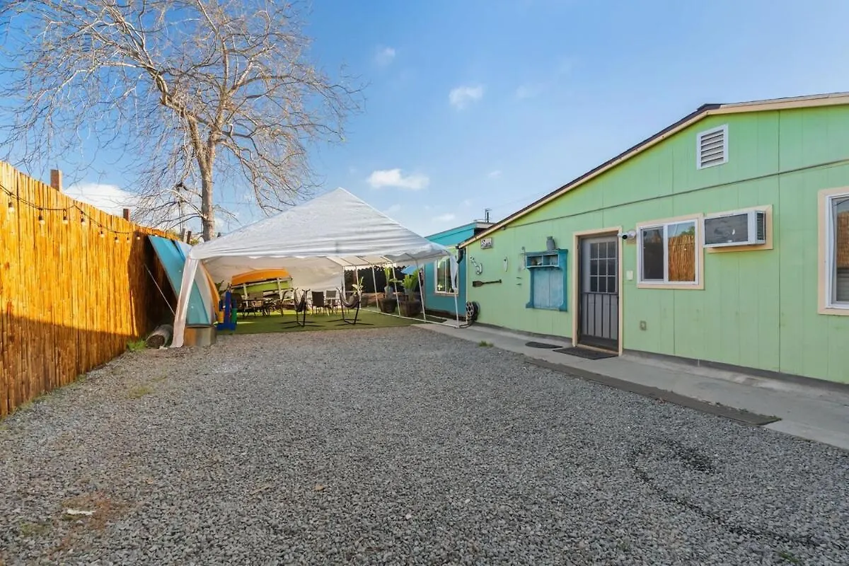 Next To Downtown Huge Yard With Parking Holiday home
