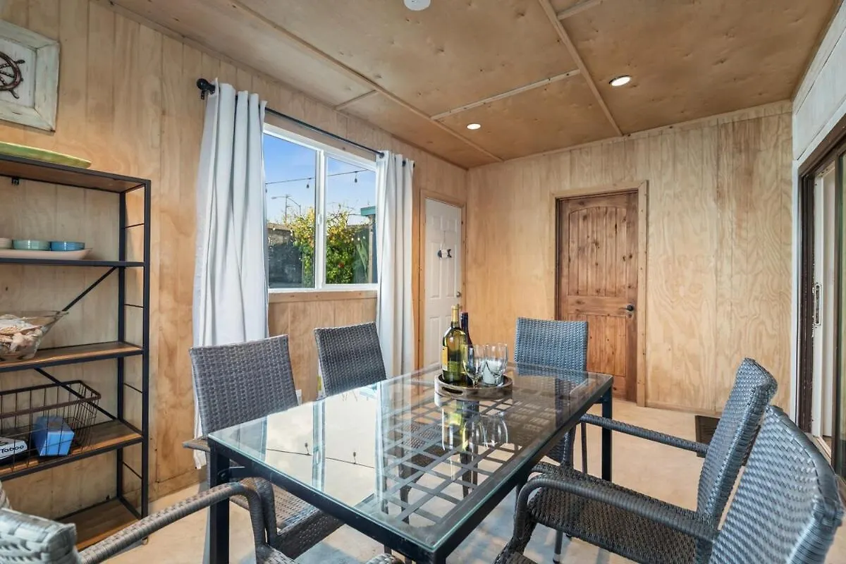 Holiday home Next To Downtown Huge Yard With Parking
