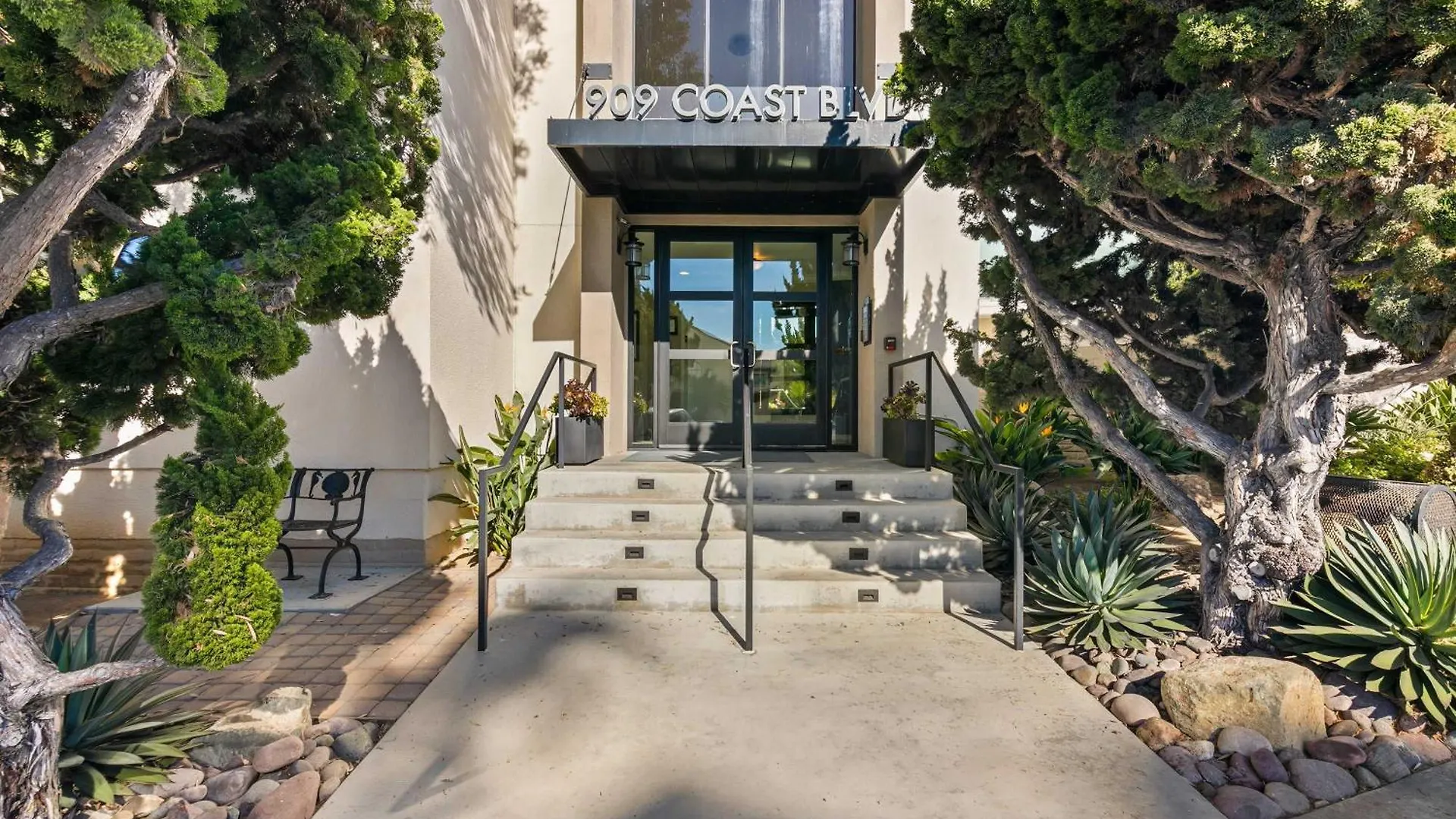 Waterfront Unmatched Views And Prime Location *