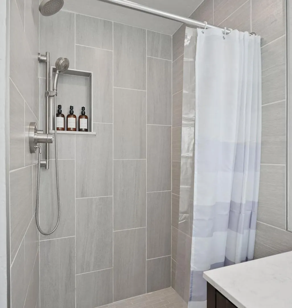 Stunning Haven! Steps To The & Pet Friendly! Holiday home