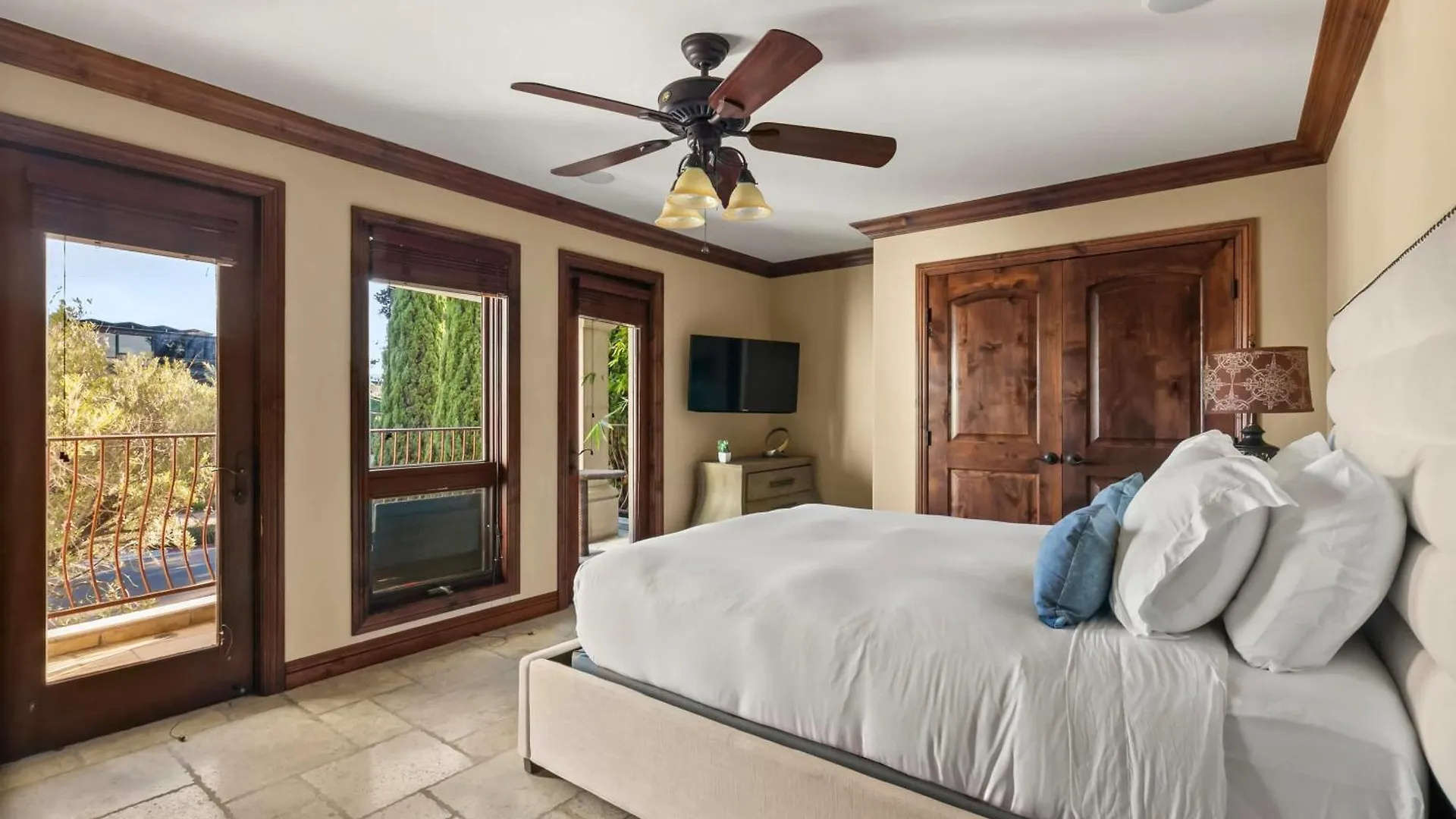 Grand Retreat Rooftop Bliss And Ocean Views *