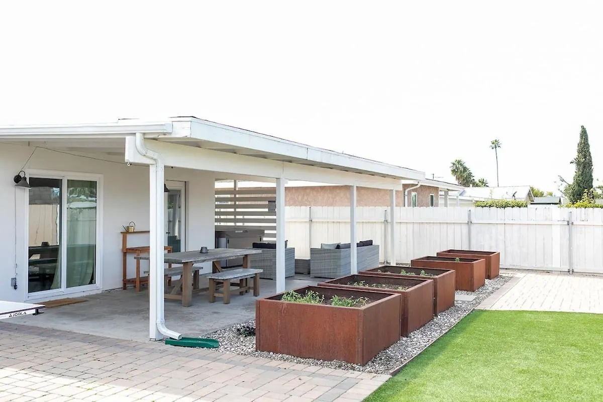 Surf With Backyard Oasis And Jacuzzi Holiday home *