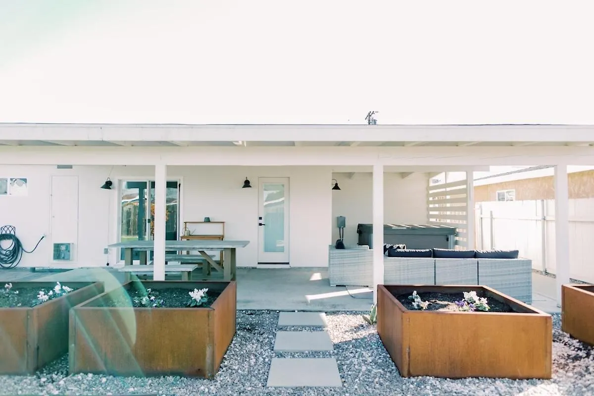 Surf With Backyard Oasis And Jacuzzi San Diego